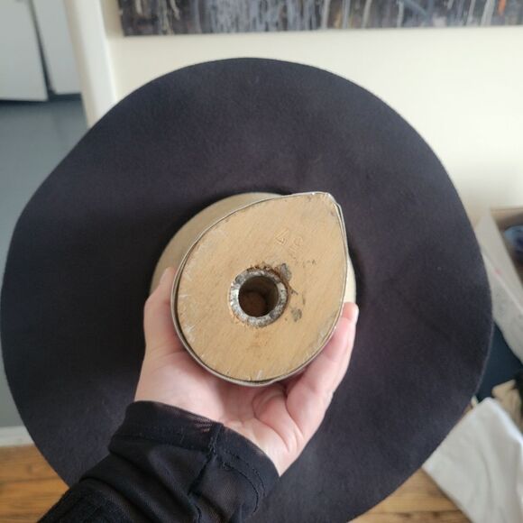 Elegant Black Wide-Brim Felt Hat - Picture 4 of 8